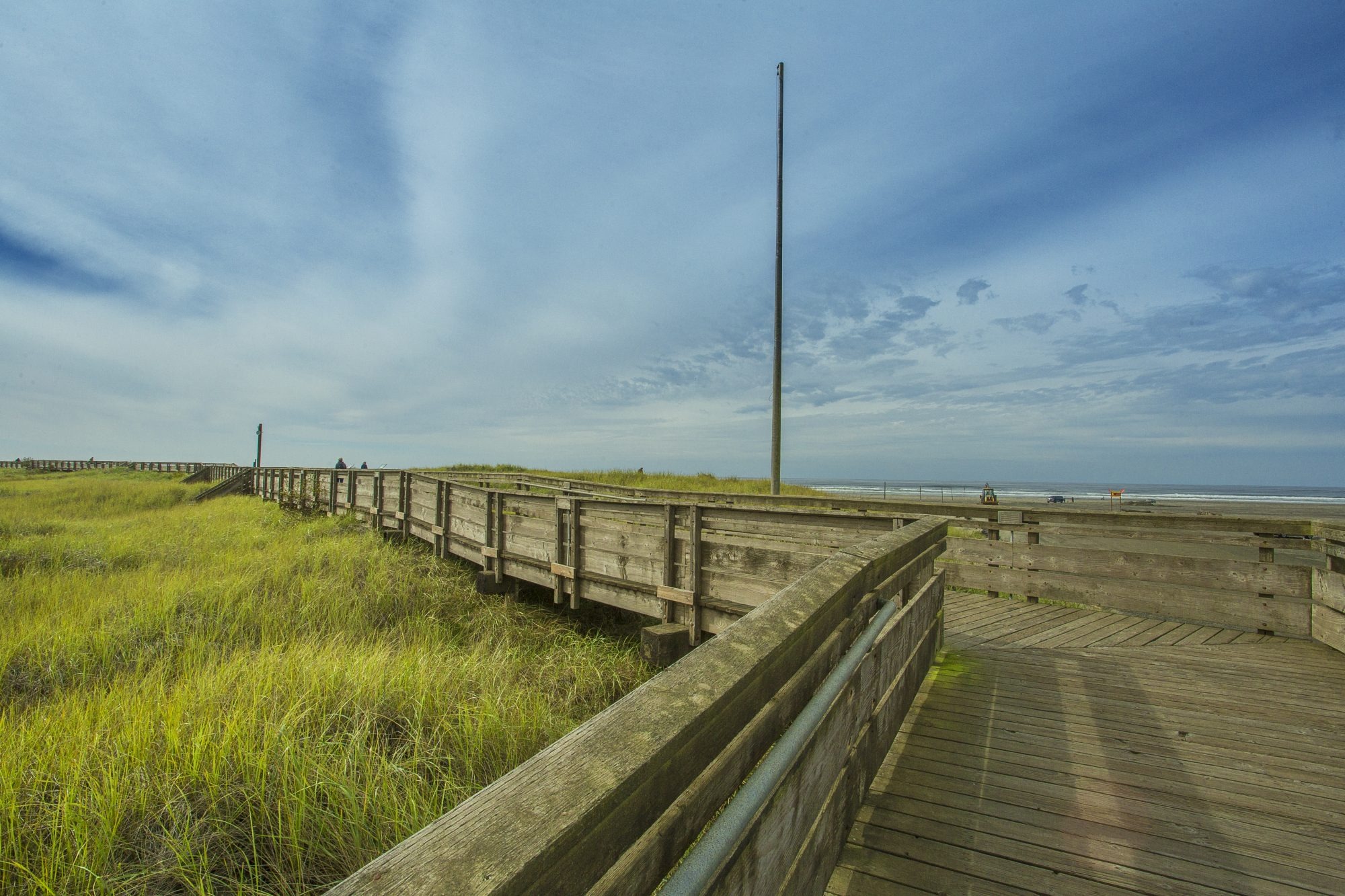 Long Beach Boardwalk in Washington, a top kid-friendly attraction featuring scenic coastal walks and stunning views along the beach.