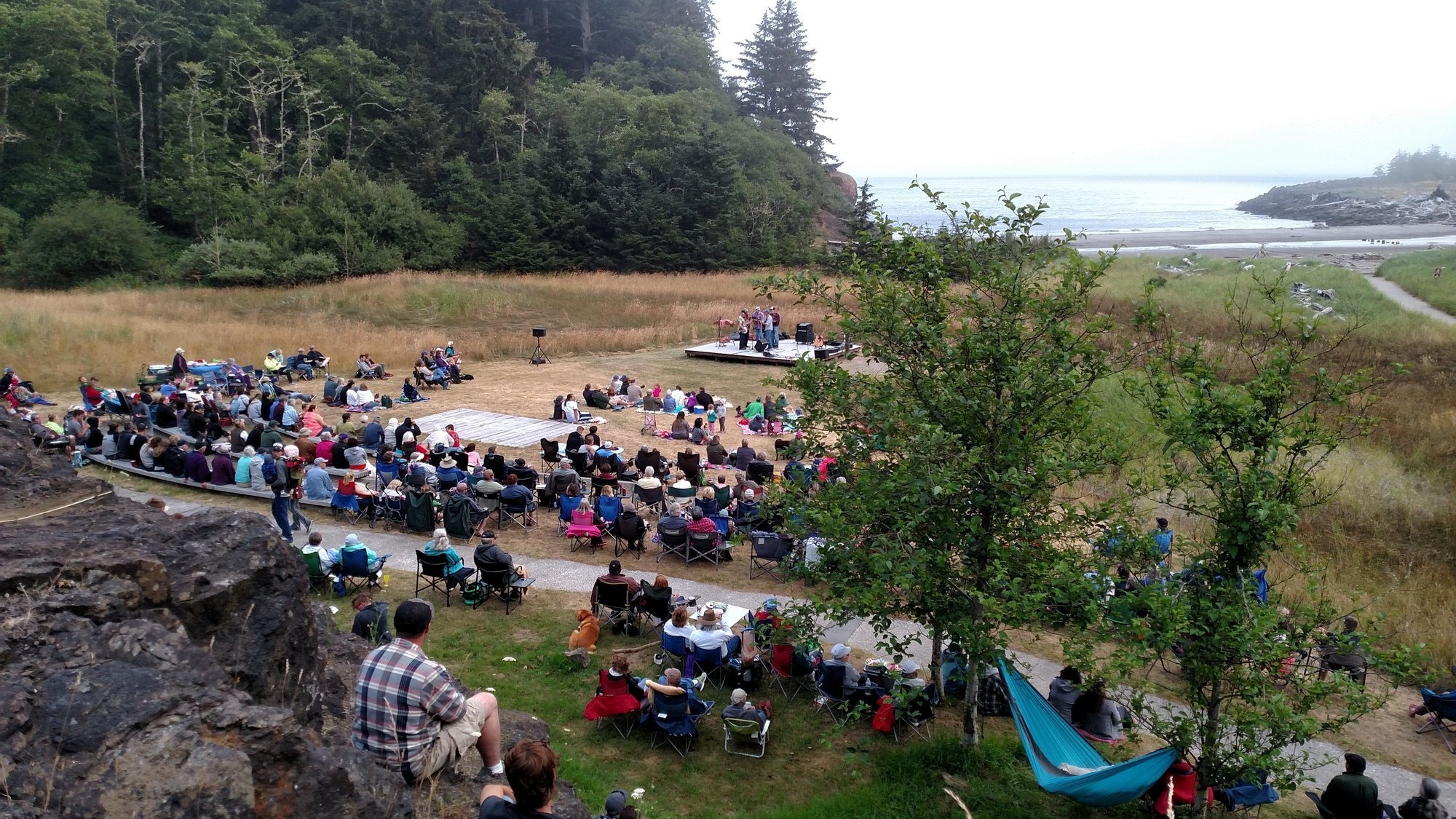 Live music at Waikiki Beach in Pacific County, WA, a fun things to do in Long Beach, WA on the weekend, with entertainment by the ocean.